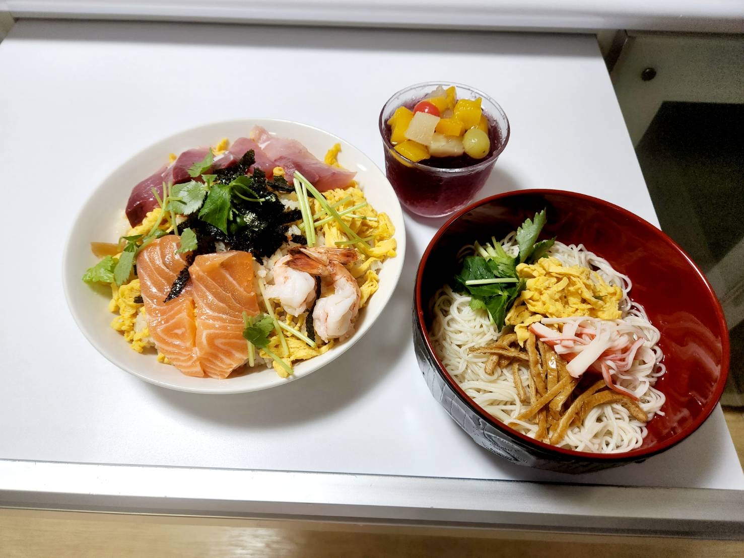 本日のちらし寿司作りに利用者さんも手伝ってくれました。